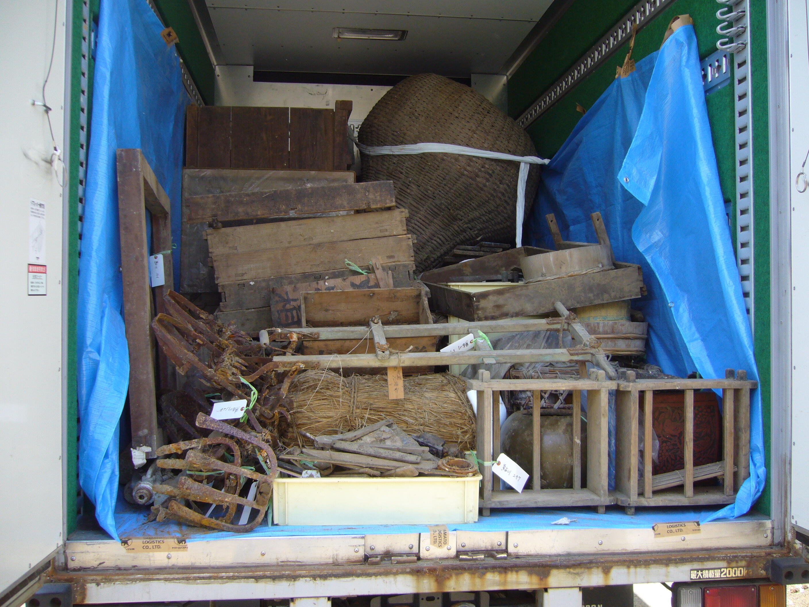 写真8トラックに可能な限り積載した被災民具（2011年7月筆者撮影）.JPG