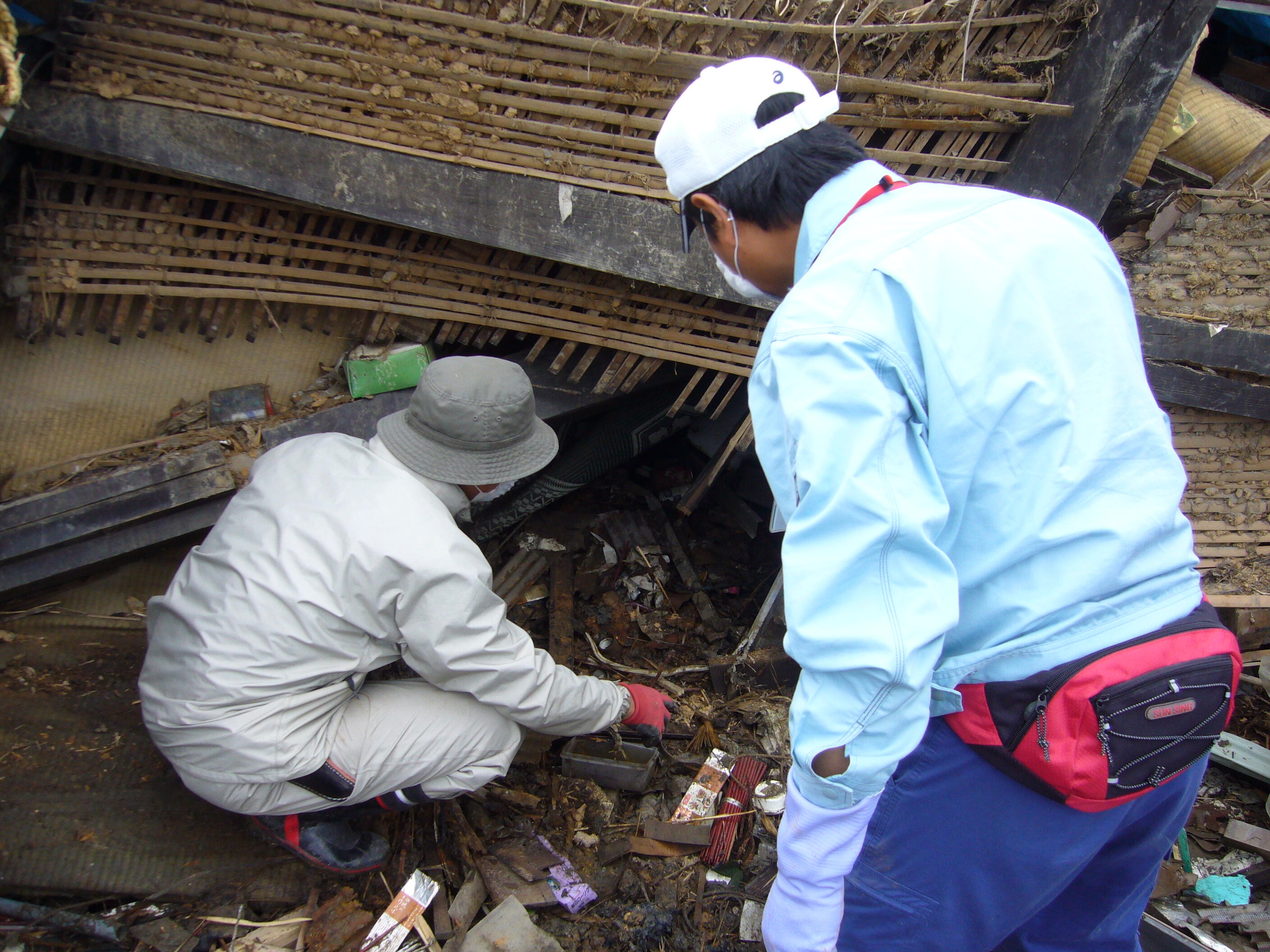 写真4救出作業の事前調査（2011年6月和智美氏撮影）.JPG