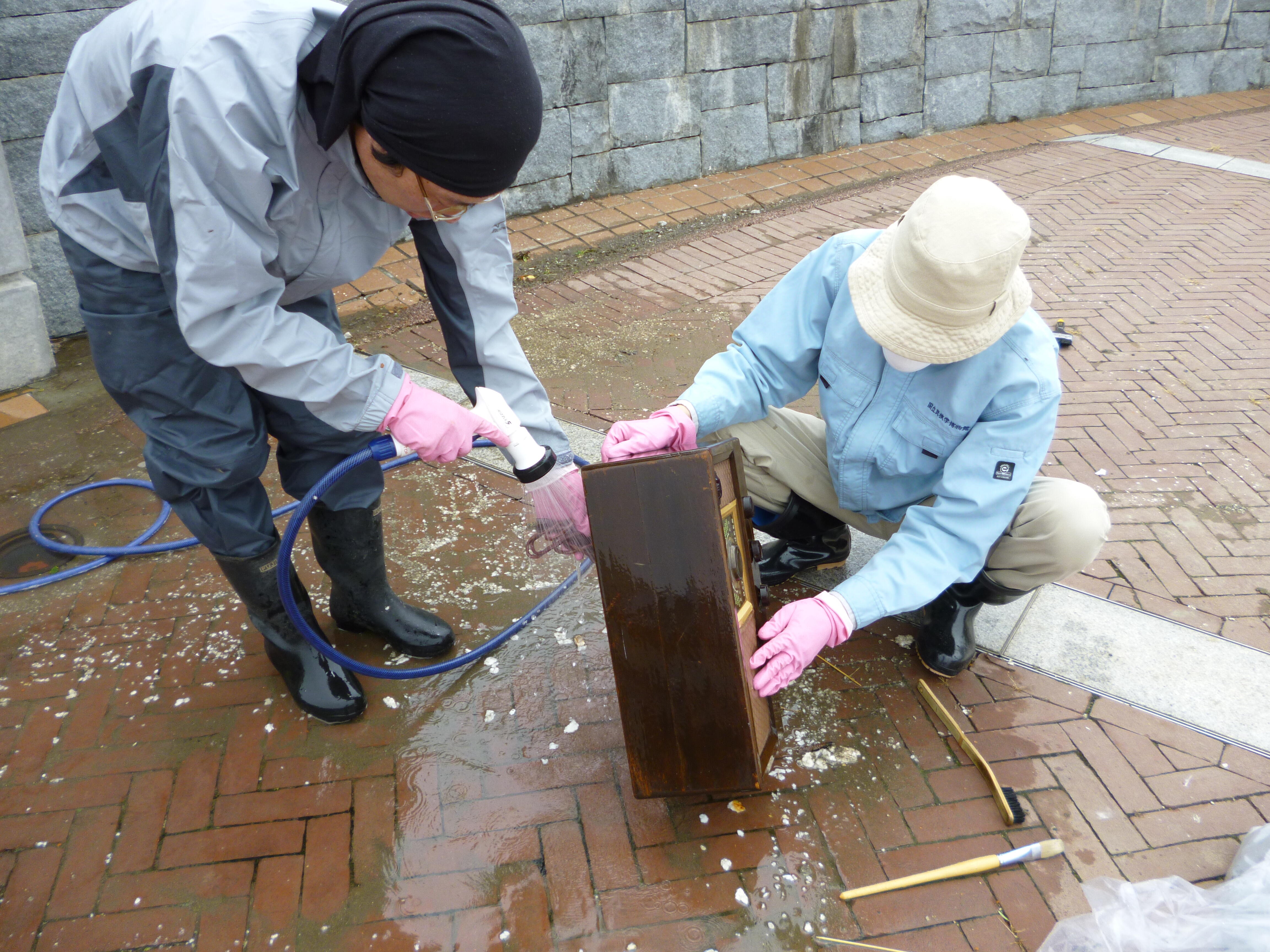 写真17流水による洗浄作業（2011年5月河村友佳子氏撮影）.JPG