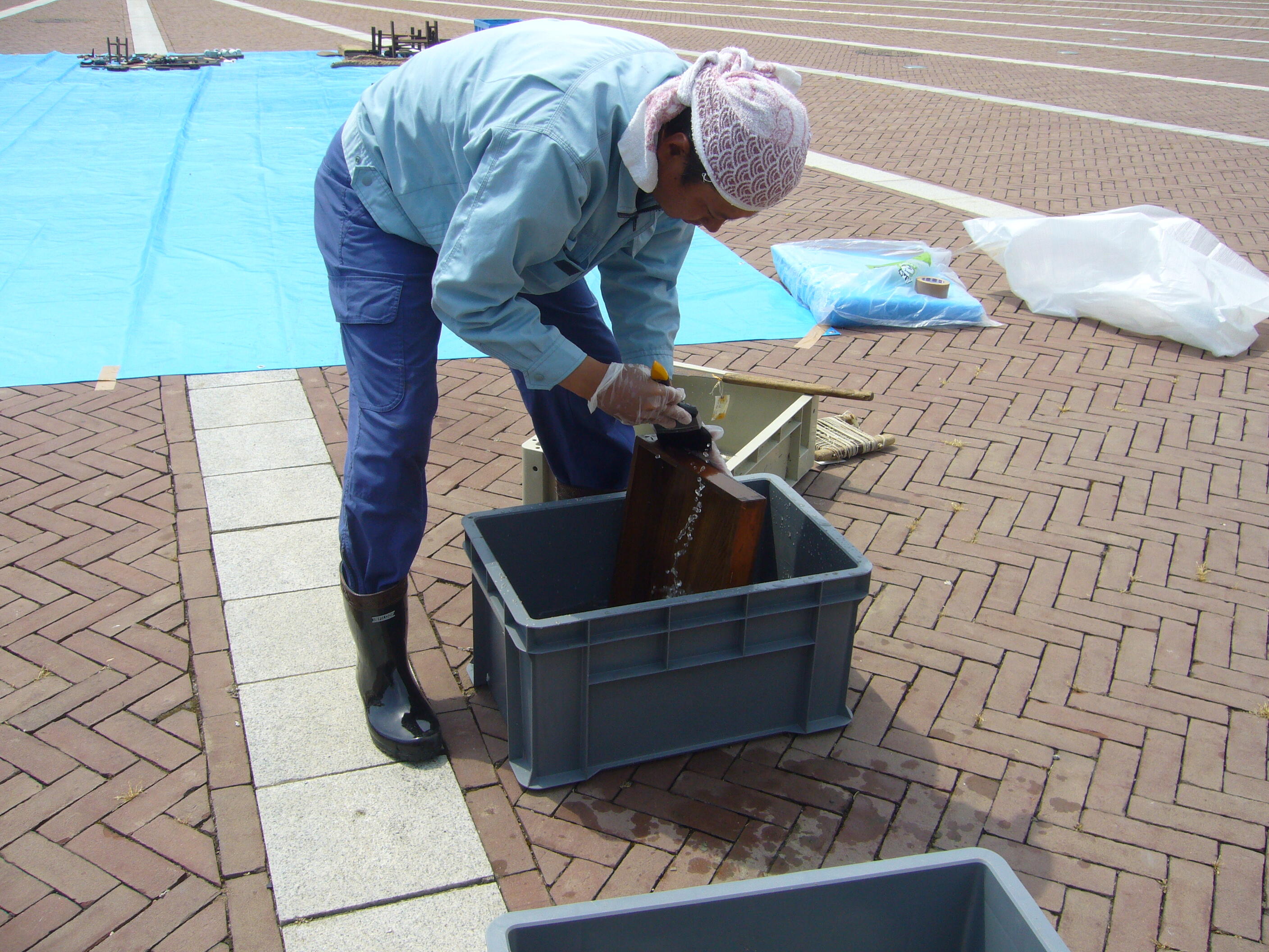写真16水槽への浸け込みによる洗浄作業（2011年5月河村友佳子氏撮影）.JPG