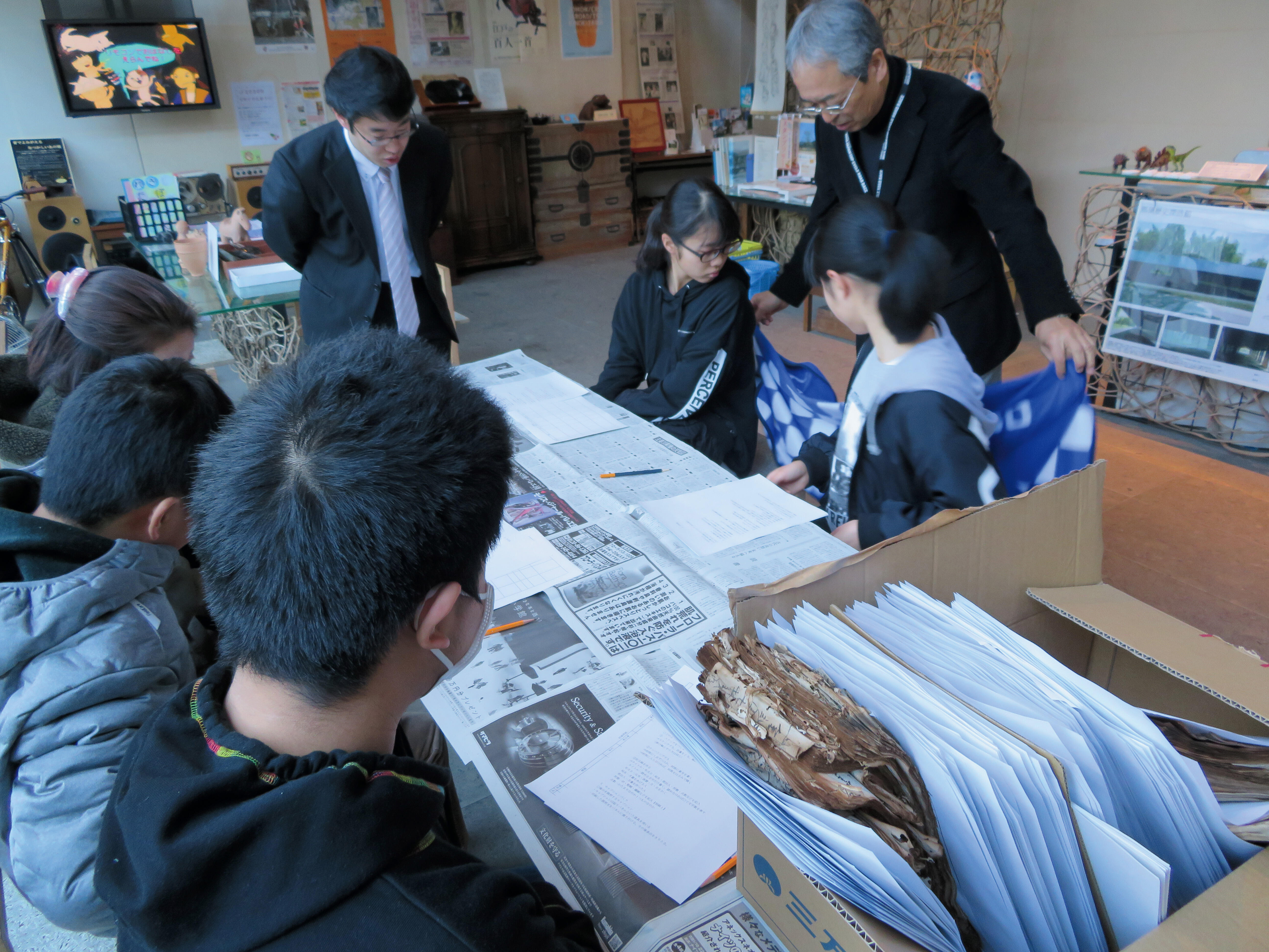 写真⑥東日本台風で発見された歴史資料の整理を中学生と行う茨城史料ネットOB（於那須歴史探訪館、2020年1月19日）.jpg